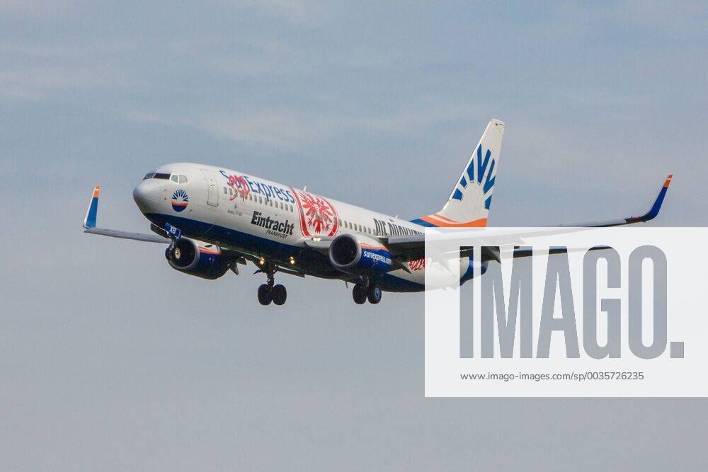 ENG Germany Hesse Frankfurt am Main 29 07 2018 Frankfurt Airport Frankfurt Airport Registration D ASXB SunExpress Germany Boeing 737 8Z9 painted in Eintracht Frankfurt special colors SGE Express Eintracht Frankfurt takes off together with SunExpress Since the end of the 2016 season 17, SunExpress and Eintracht Frankfurt have been partners For the special flight to the DFB Cup final SunExpress launched with a special sticker on the B737 The SGE Express Jet continues to be used with the Eintracht Frankfurt sticker