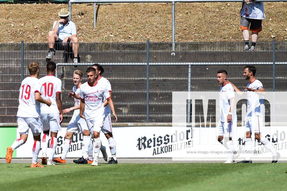 The Cologne players celebrate the goal to 1 1 by Marvin Rittmüller FC Cologne II 18 2 v Jubilate on goal Jubilee Torjubel Goalkeeping celebrate the goal goal celebration Cheering over goal Optimistic Action Action Soccer Regionalliga West 1 FC Köln II Bonner SC