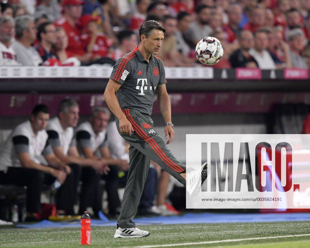 Football 1 Bundesliga 2018 2019 Test match FC Bayern Munich Manchester United Allianz Arena Munich Coach Niko Kovac FC Bayern Munich juggles the ball