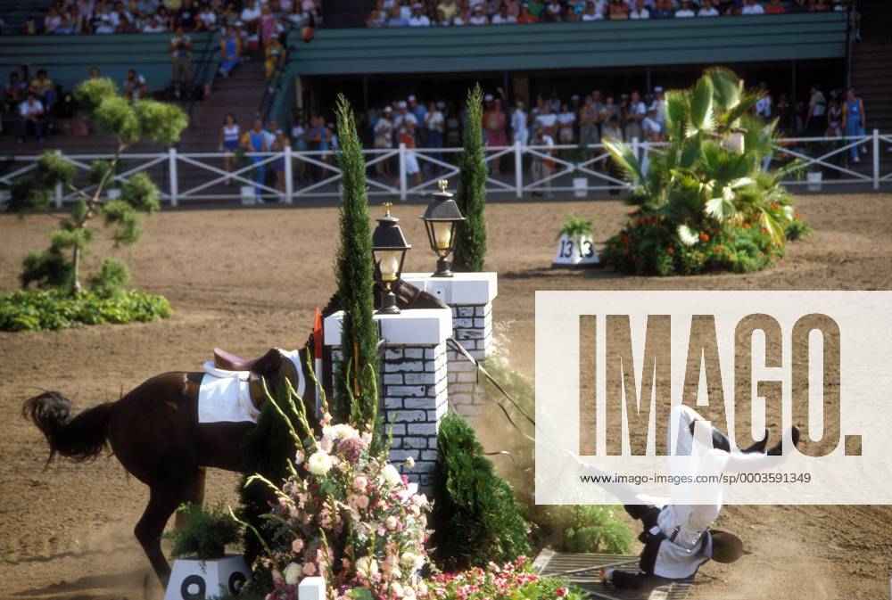 Philippe Rozier (Frankreich) hat es noch über das Hindernis geschafft, Jiva verweigert und steht noch davor Pferdesport OS Sommer Herren Olympische Spiele Los Angeles 1984, Sommerspiele, Reiten, Reitsport Springen Springreiten Vdia Einzelbild Arcadia Pferdesport OS Sommer Herren Olympische Spiele Los Angeles 1984, Sommerspiele, Reiten, Reitsport Springen Springreiten Vdia Einzelbild Arcadia