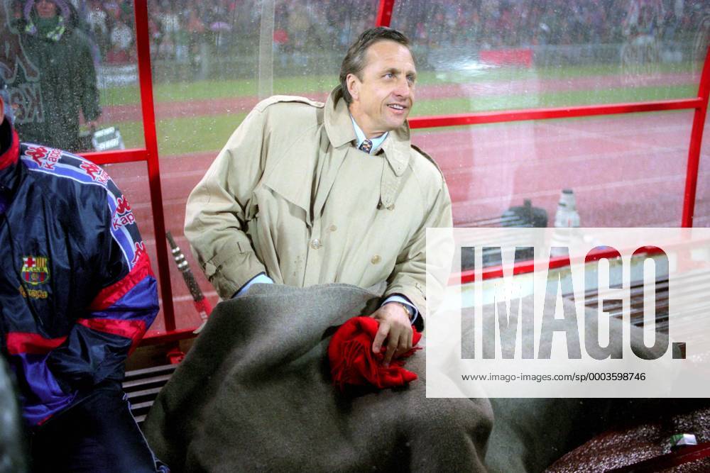 Trainer Johan Cruyff (FC Barcelona) Fußball EC 3 Herren DEUTSCHSPRACHIGE SPORTZEITSCHRIFTEN UND -ZEITUNGEN NUR NACH RÜCKSPRACHE, UEFA Cup 1995 1996 Einzelbild München Fußball EC 3 Herren DEUTSCHSPRACHIGE SPORTZEITSCHRIFTEN UND -ZEITUNGEN NUR NACH RÜCKSPRACHE, UEFA Cup 1995 1996 Einzelbild München