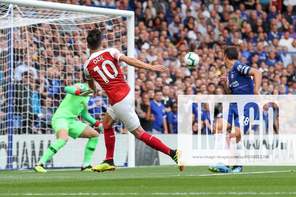 KW33 Mesut Özil of Arsenal misses a goalscoring opportunity during the Premier League match between Chelsea and Arsenal at Stamford Bridge, London, England on 18 August 2018.