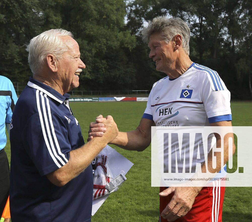 Farewell match for Willy Ketterer Photo on the right congratulates Peter Nogly Football Mens Oberliga Hamburg on Sun 19 08 2018 Selection game of the oldies of the VfL Pinneberg HSV Altliga