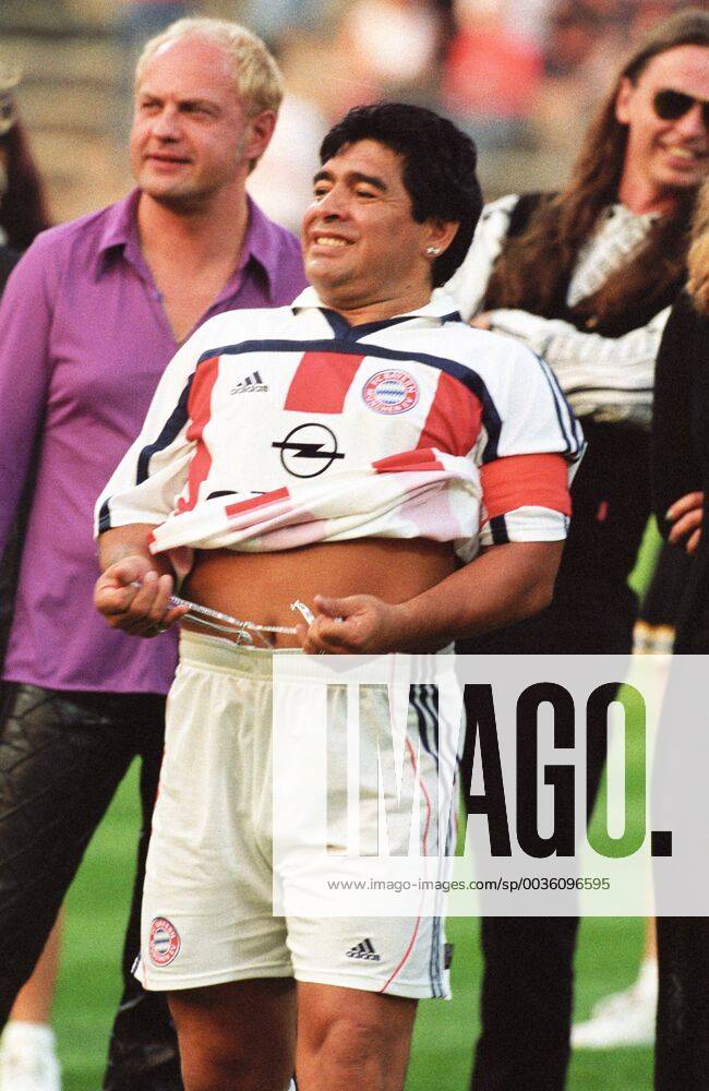 Diego Maradonna photographed in the jersey of FC Bayern Munich at the farewell match of Lothar Matthäus photographed on 07 5 2000 in Munich Diego Maradonna photographed in the jersey of FC Bayern Munich during the farewell match by Lothar Matthäus photographed on 07 5 2000 in Munich