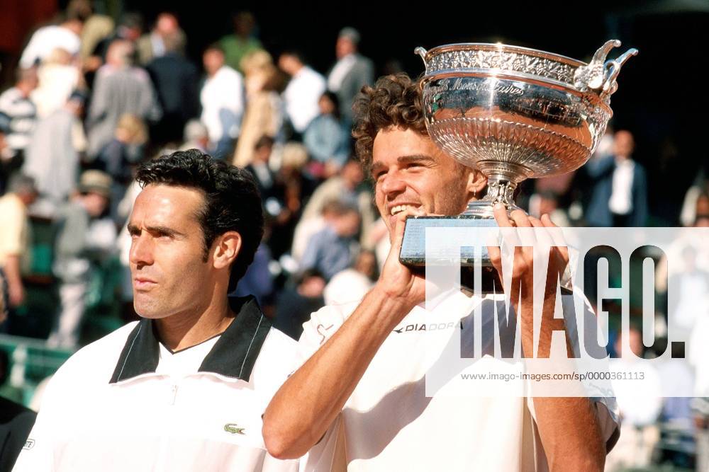 Gustavo Kuerten (Brasilien, re.) und Alex Corretja (Spanien) während der Siegerehrung Tennis Herren French Open 2001, Grand-Slam, ATP-Tour, Sand, Sandplatz, Sandplatztennis, Sandplatzturnier, Vdia Gruppe Roland Garros Paris