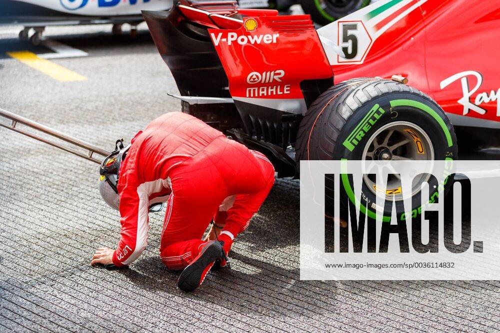 Sebastian Vettel Scuderia Ferrari kneels on the ground and looks under his car Belgian Grand Prix 2018 Motorsport Formula 1 25 08 2018 Belgian Grand Prix 2018 Motorsport Formula 1 25 08 2018