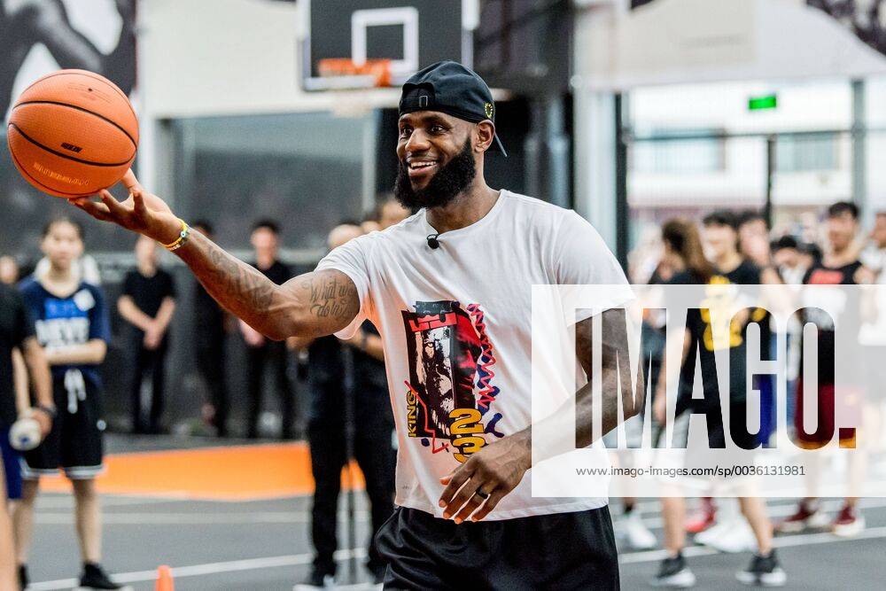 NBA Basketball Herren USA star LeBron James of Los Angeles Lakers shows his basketball skills during his China tour in Shanghai, China, 25 August 2018. LeBron James shows off basketball skills during China tour pbu856001_20