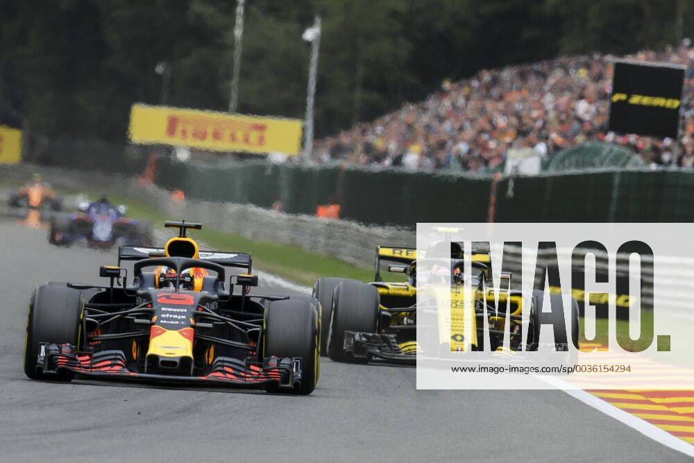 Motorsports: FIA Formula One World Championship WM Weltmeisterschaft 2018, Grand Prix of Belgium, 3 Daniel Ricciardo (AUS, Aston Martin Red Bull Racing), 55 Carlos Sainz jr. (ESP, Renault Formula One Team), Spa-Francorchamps Belgium