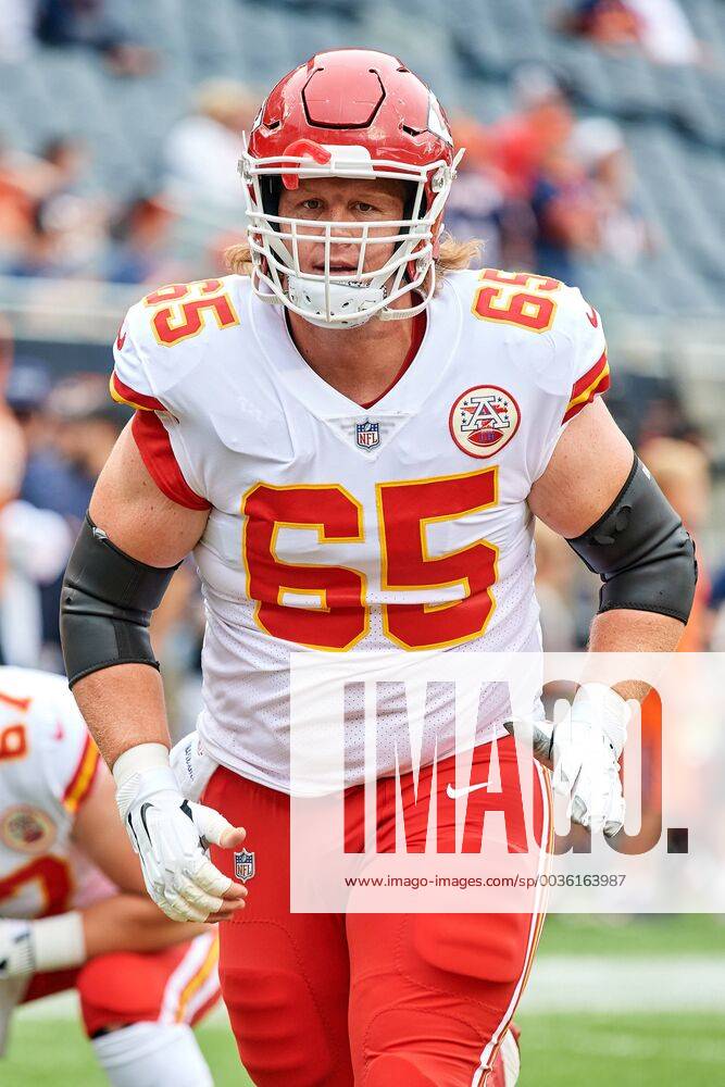 CHICAGO, IL - AUGUST 25: Kansas City Chiefs offensive tackle Jordan Devey (65) warms up prior to game action in a preseason NFL American Football Herren USA game between the Kansas City Chiefs and the Chicago Bears on August 25, 2018 at Soldier Field in Chicago IL. (Photo by Robin Alam Icon Sportswire) NFL: AUG 25 Preseason - Chiefs at Bears Icon164182508107