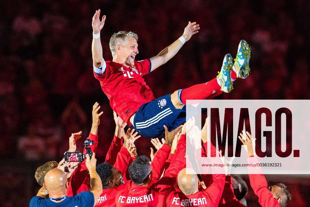 Bastian Schweinsteiger on 28.08.208 in the Allianz Arena in Munich Bastian Schweinsteiger is supported by his teammates According to the requirements of the DFL German Football League, it is prohibited in the stadium and or by the game made photos in the form of sequence images and or video-like photo galleries to be exploited or recycled DFL regulations prohibit any use of photographs as image sequences or quasi video
