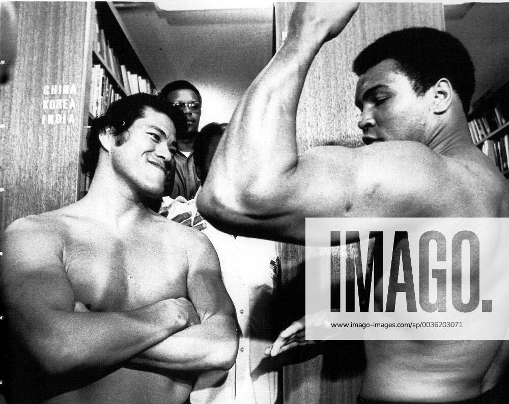 WORLD HEAVYWEIGHT CHAMPION MUHAMMAD ALI SH OWS OFF HIS BICEPS TO JAPANESE WRESTLING CHAMPION ANTONIO INOKI 18 06 PRIOR TO WEIGH-IN FOR THEIR SCHEDULED BOXING-WRESTLING MATCH HERE 26 06.. .JEP WST BELGA x85196517stx