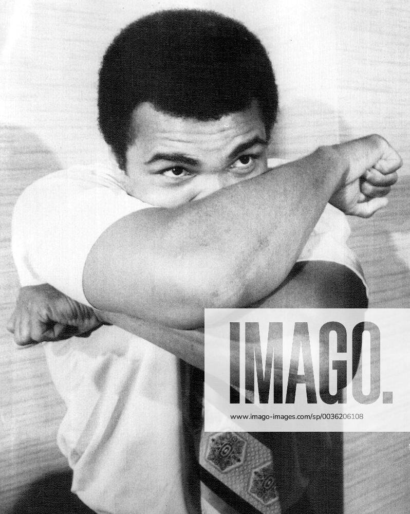 HEAVYWEIGHT CHAMPION MUHAMMAD ALI,IN NEW YORK 5 26 TO PUSH THE SALE OF HIS AUTOBIOGRAPHY , DEMONSTRATES THE STANCE HE EXPECTS TO USE AGAINST JOE BUGNER. ALI CALLS IT THE RUSSIAN TANK. IN RECENT FIGHTS,THE CHAMP HAS TAKEN TO COVERLING-UP AND ABSORBING HIS OPPONENT S BLOWS. WHEN ALI FIGURES THE GUY S TIRED,HE KNOCKS HIM OUT.. .HPT WST BELGA x85196888stx