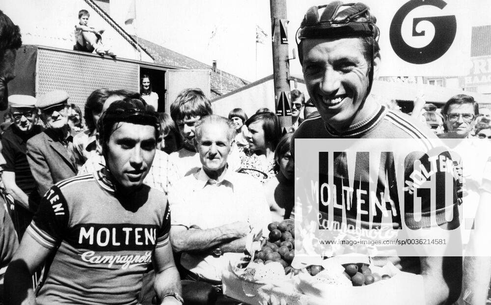 - OVERIJSE, BELGIUM (FILE) : This file picture dated 25 August 1976 shows the Belgian cyclist Joseph Bruyere delivering a grapes basket to Eddy Merckx. Joseph Bruyere had just won the Druivenkoers. ARCHIVES x85208663stx