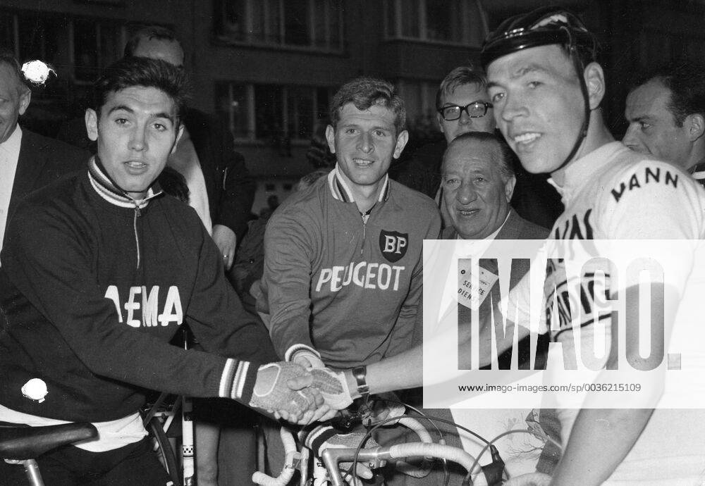 Eddy Merckx congratulates the first in the Tour de France, Herman Van Sprangel and Ferdinand Braque. (BELGA ARCHIVES) x85217895stx