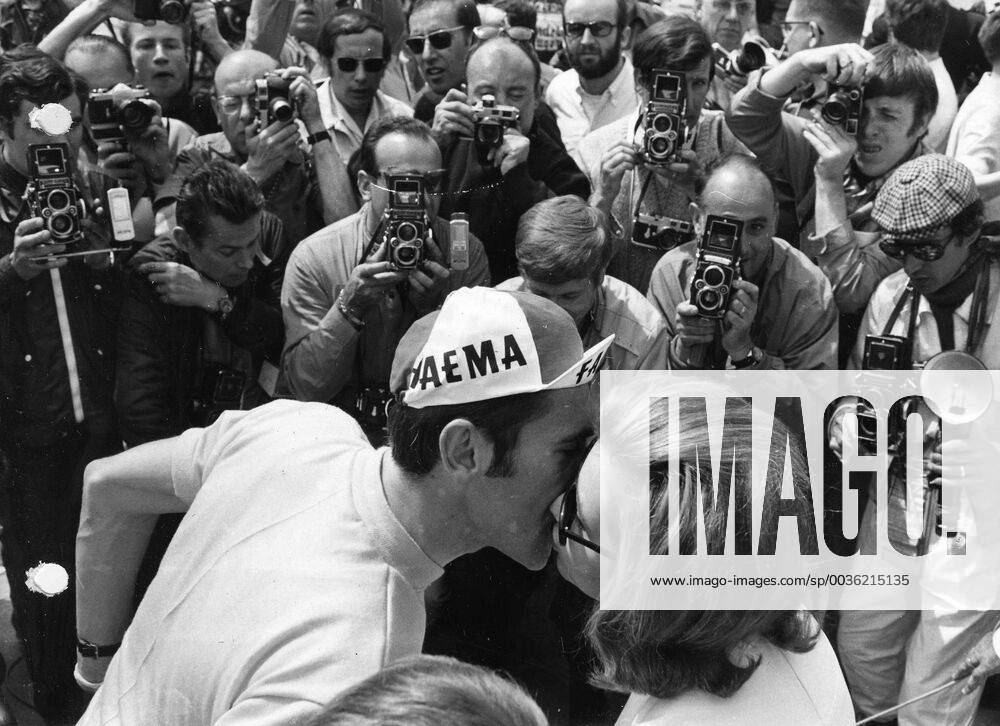 Eddy Merckx says goodbye to his wife Claudine in front of a sea of photographers before the start of the second stage of the Tour de France. (BELGA ARCHIVES) x85218259stx