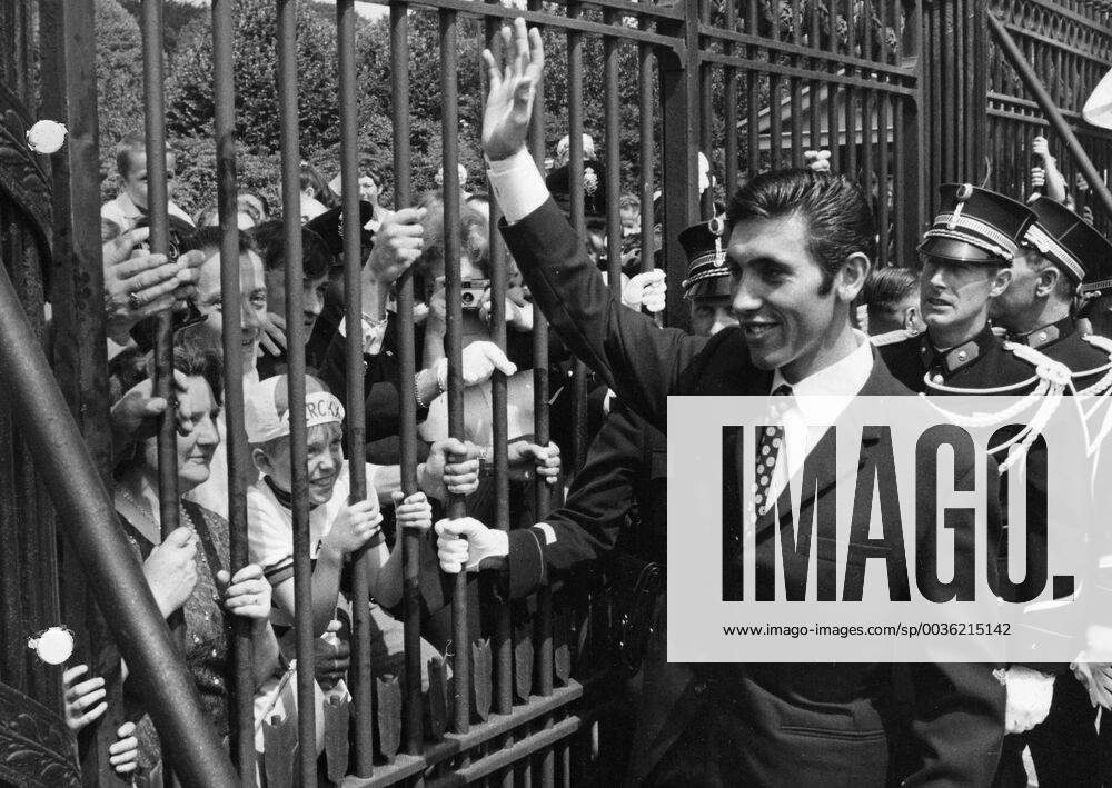 Eddy Merckx greets his fans at the entrance of the Royal Palace. (BELGA ARCHIVES) x85218266stx