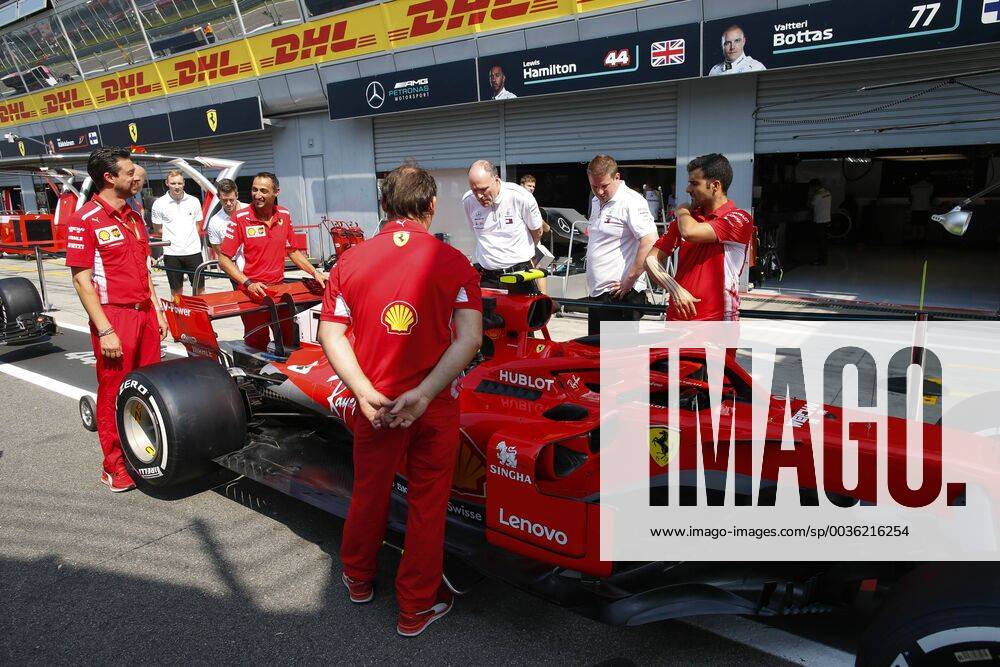 Motorsports: FIA Formula One World Championship WM Weltmeisterschaft 2018, Grand Prix of Italy, Evan Short inspects the Ferrari SF71H Monza Italy