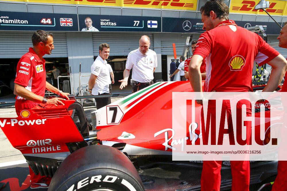 Motorsports: FIA Formula One World Championship WM Weltmeisterschaft 2018, Grand Prix of Italy, Evan Short inspects the Ferrari SF71H Monza Italy