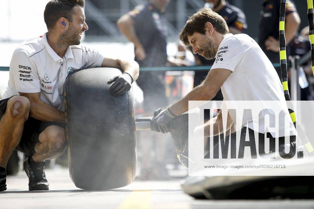 Motorsports: FIA Formula One World Championship WM Weltmeisterschaft 2018, Grand Prix of Italy, Mechanicians of Mercedes AMG Petronas Motorsport Monza Italy