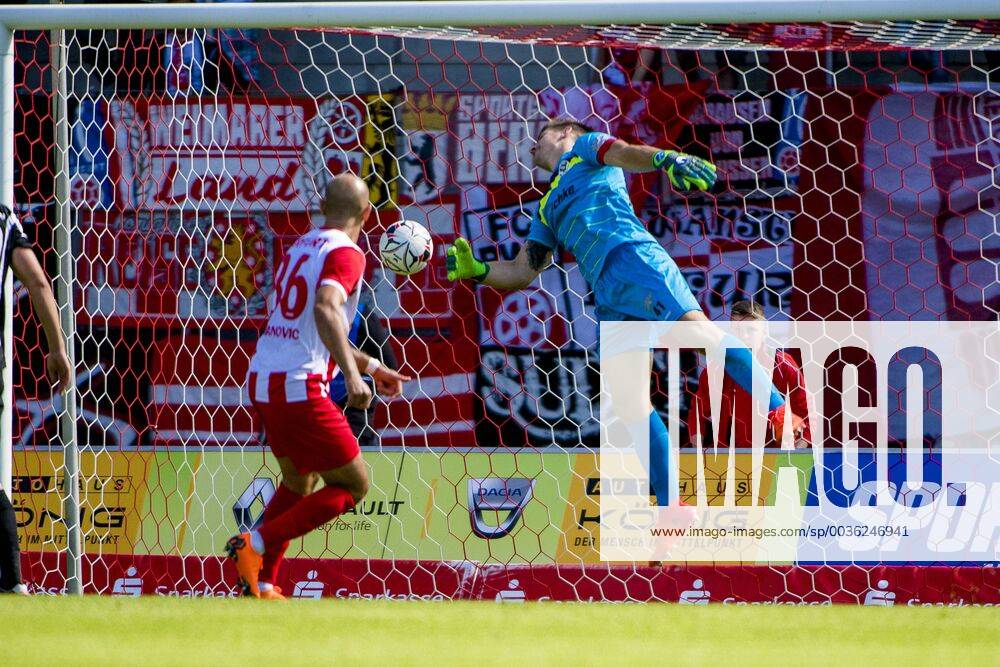 FUSSBALL REGIONALIGA NORDOST SEASON 2017 2018 GAME DAY 6 ERFURT CONSTRUCTION 01 09 2018 Erfurt Velimir Jovanovic 36 FC Rot Weiss Erfurt vs. Maik Ebersbach 41 Budissa Bautzen to 1 0 Football match Regionalliga Nordost Match of FC Rot Weiss Erfurt vs. Budissa Bautzen on 1 September 2018 in Steigerwaldstadion Erfurt According to the requirements of the DFL German Football League it is forbidden to exploit or exploit in the stadium and or by the game made photos in the form of sequence images and or video-like photo galleries DFL regulations prohibit any use of photographs as image sequences and or quasi video