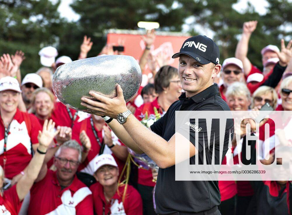 Vinder af af European Tour golfturneringen Made in Denmark, Matt Wallace fra England, med trofaeet paa Silkeborg Golf Klub , soendag 1. september 2018.. , Silkeborg Jylland Denmark