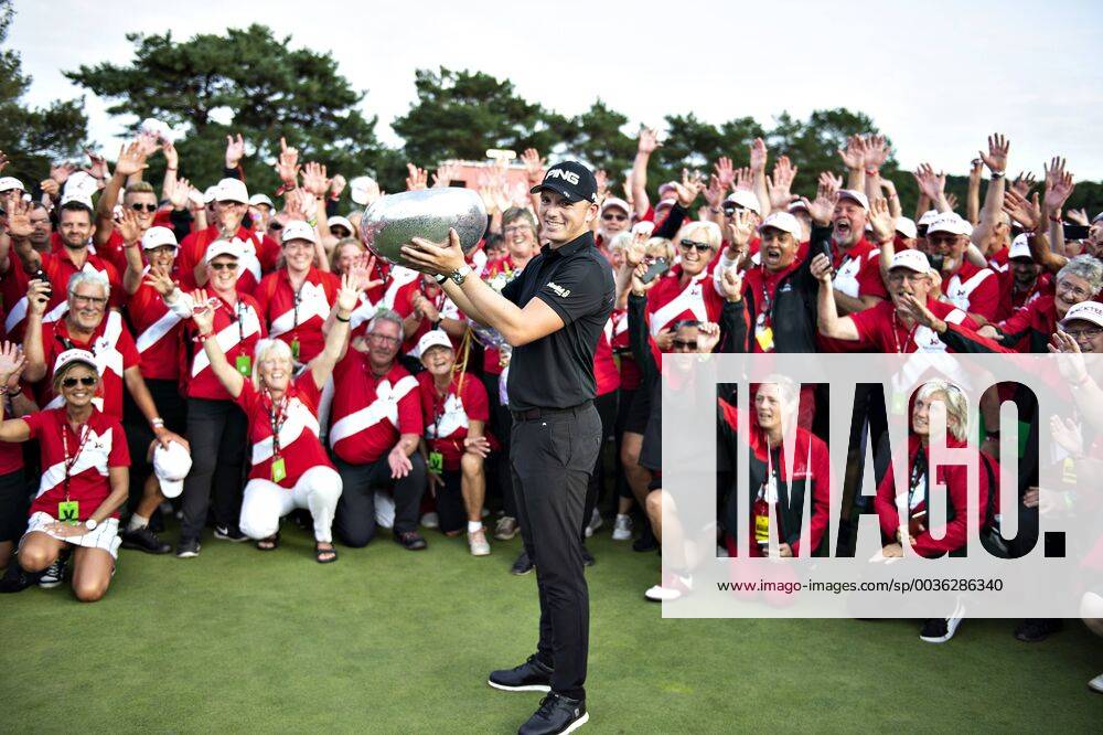 Vinder af af European Tour golfturneringen Made in Denmark, Matt Wallace fra England, med trofaeet paa Silkeborg Golf Klub , soendag 1. september 2018.. , Silkeborg Jylland Denmark