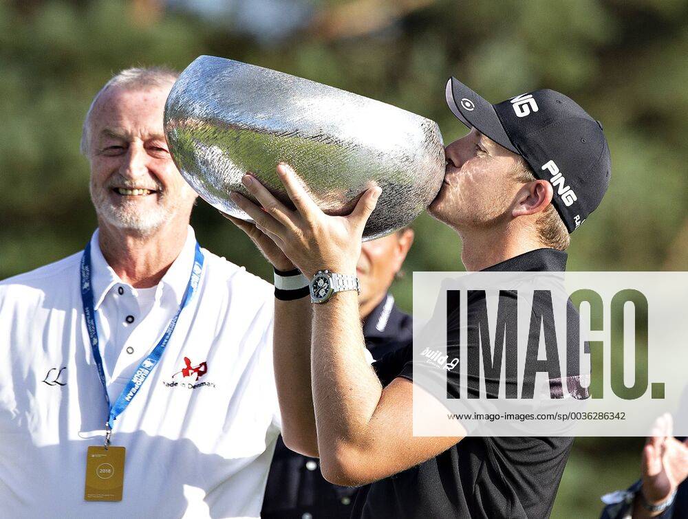 Vinder af af European Tour golfturneringen Made in Denmark, Matt Wallace fra England, med trofaeet paa Silkeborg Golf Klub , soendag 1. september 2018.. , Silkeborg Jylland Denmark