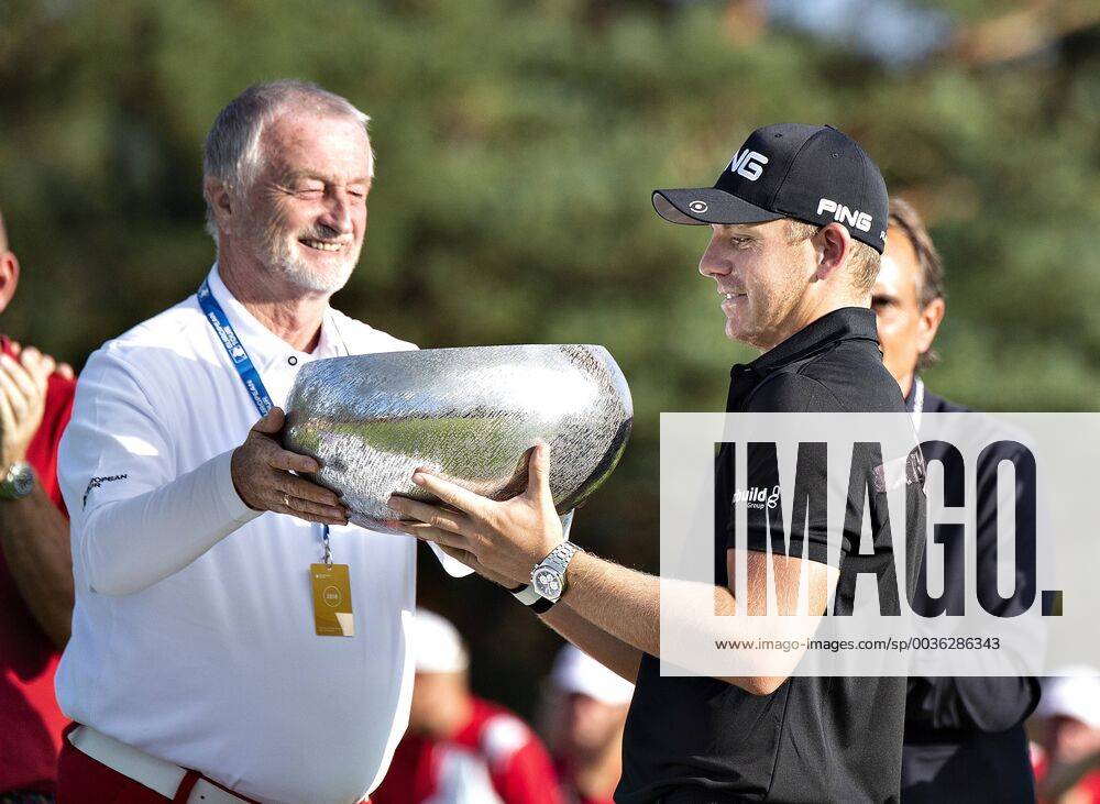 Vinder af af European Tour golfturneringen Made in Denmark, Matt Wallace fra England, faar trofaeet af Lars Larsen paa Silkeborg Golf Klub , soendag 1. september 2018.. , Silkeborg Jylland Denmark