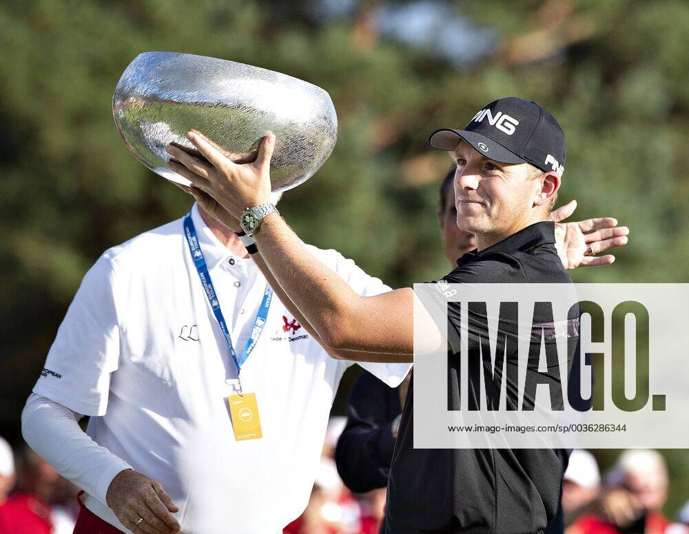 Vinder af af European Tour golfturneringen Made in Denmark, Matt Wallace fra England, faar trofaeet af Lars Larsen paa Silkeborg Golf Klub , soendag 1. september 2018.. , Silkeborg Jylland Denmark