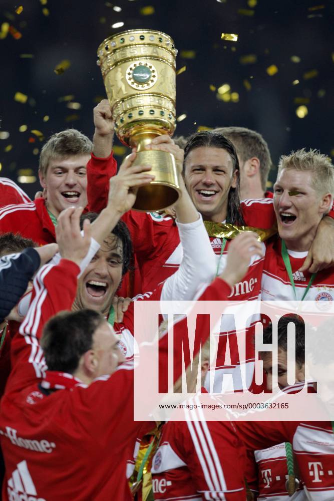 FC Bayern München ist DFB Pokalsieger 2008, v.li.: Toni Kroos, Luca Toni, Martin Demichelis und Bastian Schweinsteiger Fußball Herren DFB Pokal 2007 2008, Pokalspiel, Pokalfinale, Finale, FC Bayern München Gruppe Berlin Freude, Fußball Herren DFB Pokal 2007 2008, Pokalspiel, Pokalfinale, Finale, FC Bayern München Gruppe Berlin Freude,