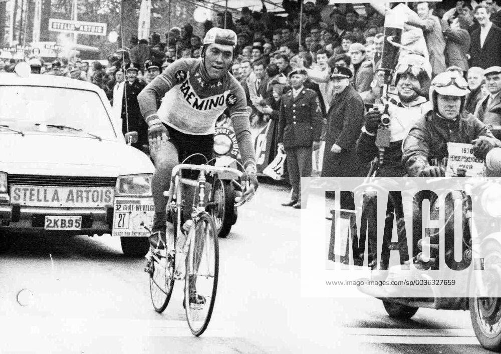 Cyclist Eddy Merckx wins the cycling race Gent - Wevelgem for the second time (BELGA ARCHIVES) x85224586stx