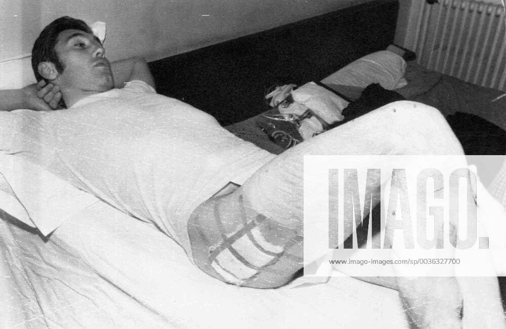 Cyclist Eddy Merckx (L) lies wounded on his hospital bed after a fall in Chamonix (BELGA ARCHIVES) x85224724stx