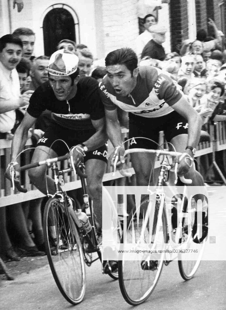 Cyclist Eddy Merckx (R) and Roger De Vlaeminck (L) in action during the first stage of the Tour de France (BELGA ARCHIVES) x85224773stx