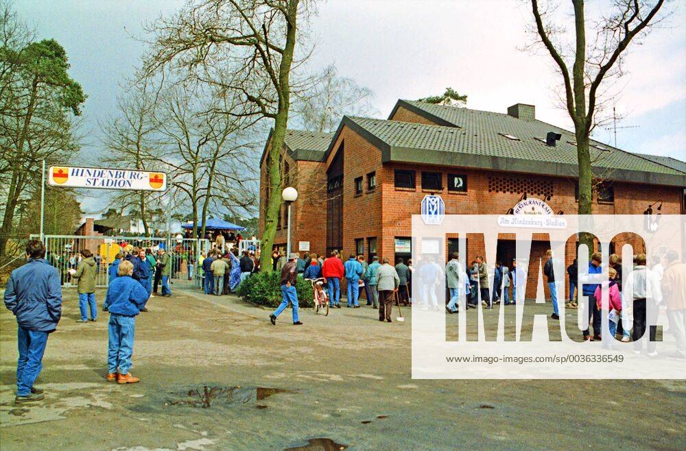 From 2 BL season 1987 88 SV Meppen blue against Kickers Stuttgart 1 1 on 02 04 1988 In the photo SV clubhouse with entrance to the Hindenburg stadium