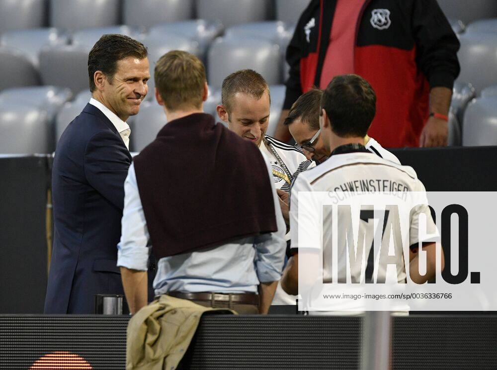 Before Match Manager Oliver Bierhoff GER mixes with fans DFB Internationals Germany GER vs France FRA UEFA Nations League Division A 2018 19 Group 1 06 09 2018 Allianz Arena Munich Germany DFB REGULATIONS PROHIBIT ANY USE OF PHOTOGRAPH AS IMAGE SEQUENCES AND OR QUASI VIDEO DFB Internationals Germany GER vs. Saudi Arabia SAU