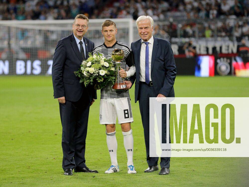 President Reinhard Grindel Germany Toni Kroos Germany Rainer Holzschuh Award Best player UEFA Nations League 2018 19 Germany vs France Germany vs France UEFA Nations League 2018 19 Football 06 09 2018 Muenchen