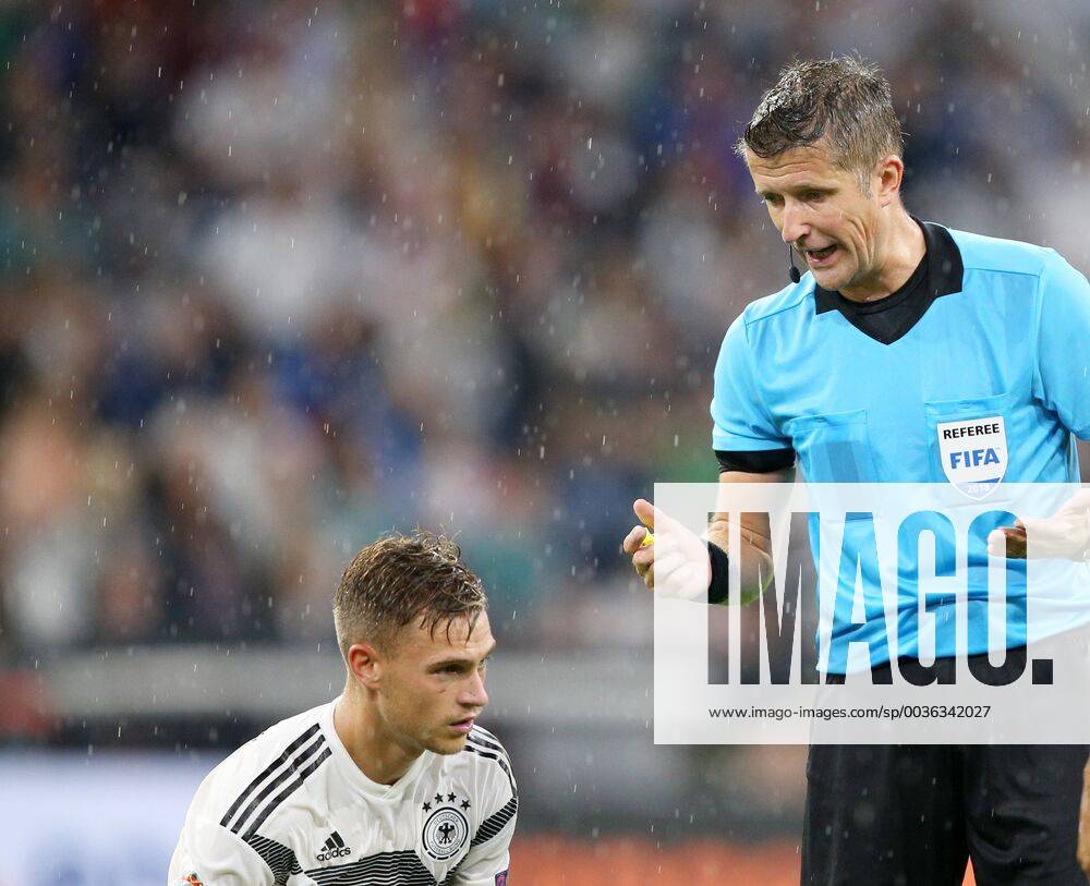 SOCCER - UEFA NL, GER vs FRA MUNICH,GERMANY,06.SEP.18 - SOCCER - UEFA Nations League, Germany vs France, international match Länderspiel Image shows Joshua Kimmich (GER) and referee Daniele Orsato (ITA). GEPAxpictures xThomasxBachun