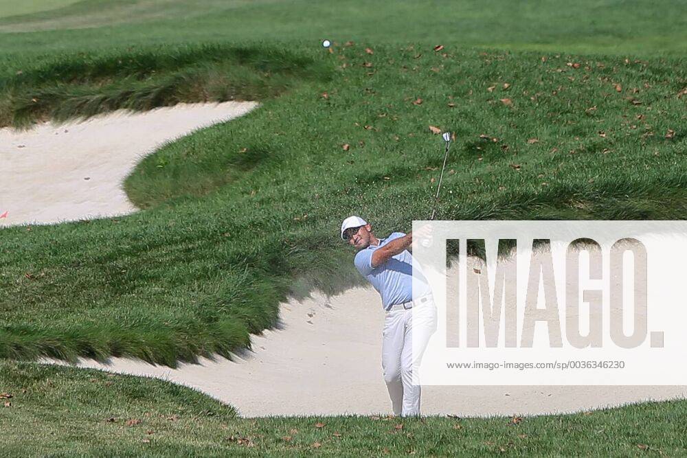 Newtown Square, Pennsylvania, United States - Jason Day hits out of a bunker on the 10th hole during the first round of the 2018 BMW Championship. Golf 2018: BMW Championship: Round 1 - ZUMAw109 20180906_zap_w109_028