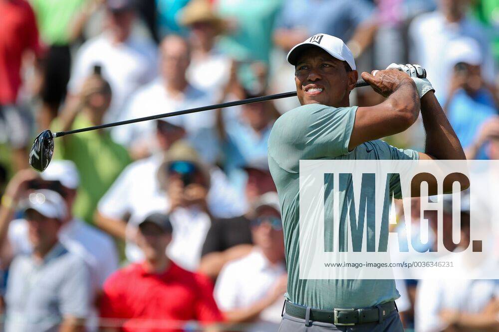 Newtown Square, Pennsylvania, United States - Tiger Woods tees off the 1st hole during the first round of the 2018 BMW Championship. Golf 2018: BMW Championship: Round 1 - ZUMAw109 20180906_zap_w109_029