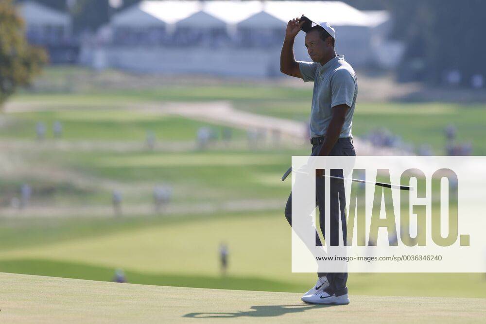 Newtown Square, Pennsylvania, United States - Tiger Woods tips his cap to the crowd after birdie putting the 9th green during the first round of the 2018 BMW Championship. Golf 2018: BMW Championship: Round 1 - ZUMAw109 20180906_zap_w109_038