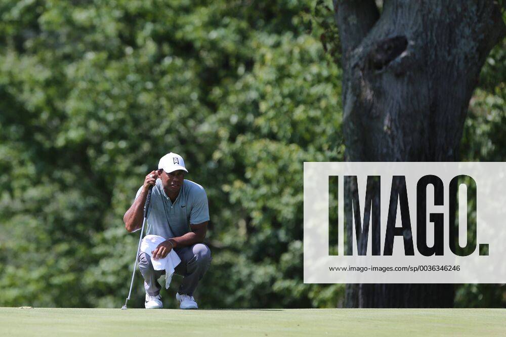 Newtown Square, Pennsylvania, United States - Tiger Woods lines up a putt on the second green during the first round of the 2018 BMW Championship. Golf 2018: BMW Championship: Round 1 - ZUMAw109 20180906_zap_w109_044