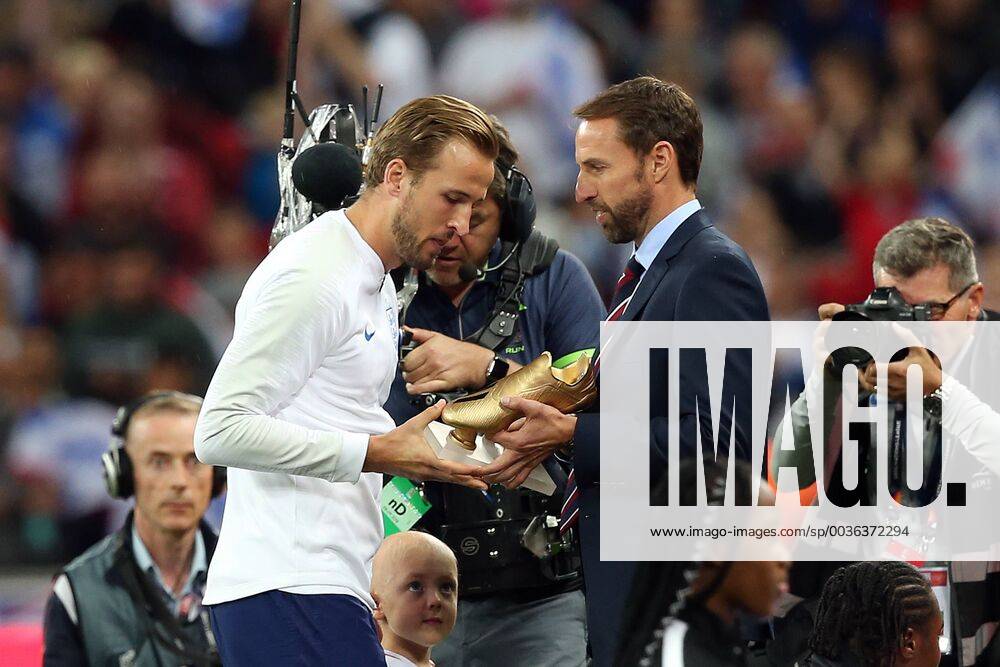 England v Spain UEFA Nations League England Manager Gareth Southgate presents Harry Kane of England with the FIFA World Cup WM Weltmeisterschaft Fussball Golden Boot before the UEFA Nations League match at Wembley Stadium, London Content Not Available For UK Newspapers