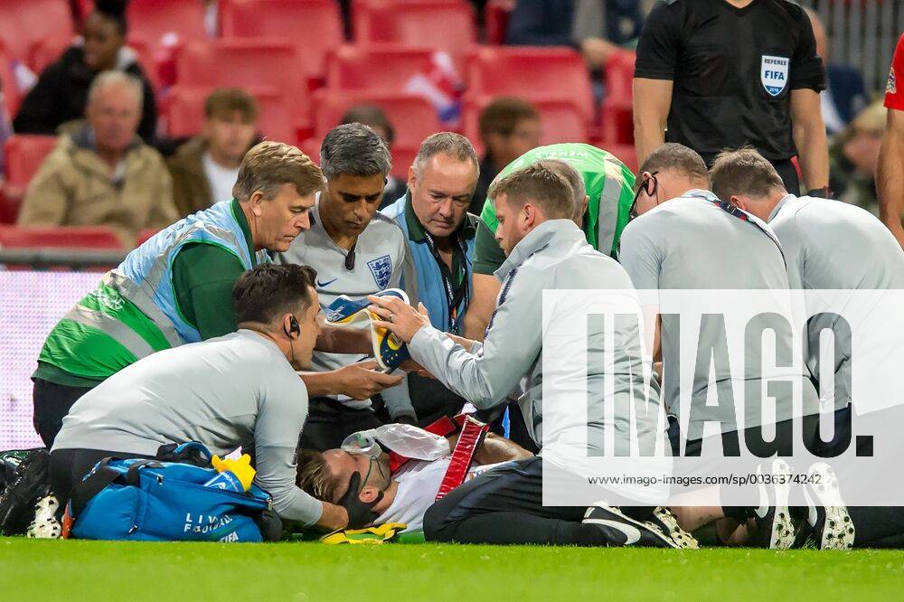 Luke Shaw of England lies injured after a crash with Dani Carvajal of Spain and receives medical treatment with an oxygen mask during the UEFA Nation League, Group 4, League A match between England and Spain at Wembley Stadium, London, England on 8 September 2018. Salvio Calabrese Soccer: England v Spain.UEFA Nation League Group Stage.8 9 2018 - ZUMAa181 20180908_zaa_a181_100