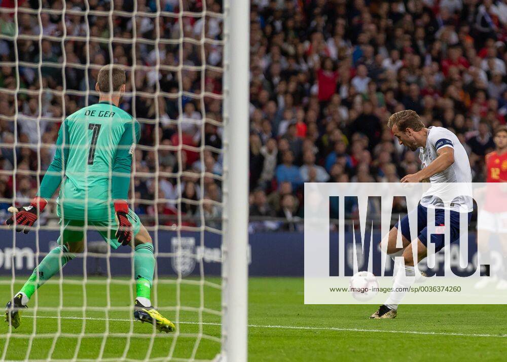 Football - 2018 2019 UEFA Nations League A - Group Four: England vs. Spain Harry Kane (England) prepares to strike at David de Gea (Spain) at Wembley Stadium. COLORSPORT DANIEL BEARHAM csp_eng_spa_080918_