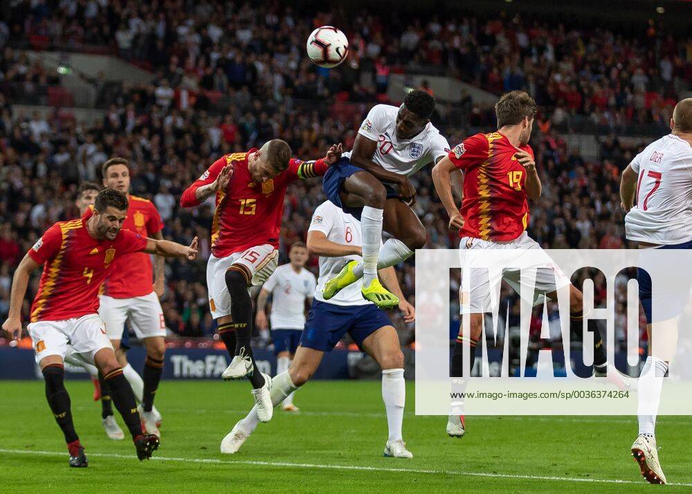 Football - 2018 2019 UEFA Nations League A - Group Four: England vs. Spain Danny Welbeck (England) gets a header in ahead of the spanish defence at Wembley Stadium. COLORSPORT DANIEL BEARHAM csp_eng_spa_080918_