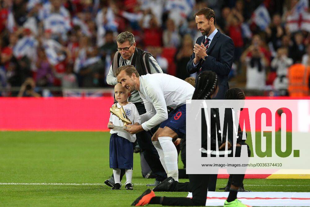 England v Spain UEFA Nations League Harry Kane of England poses for a photo with his FIFA World Cup WM Weltmeisterschaft Fussball Golden Boot before the UEFA Nations League match at Wembley Stadium, London Content Not Available For UK Newspapers