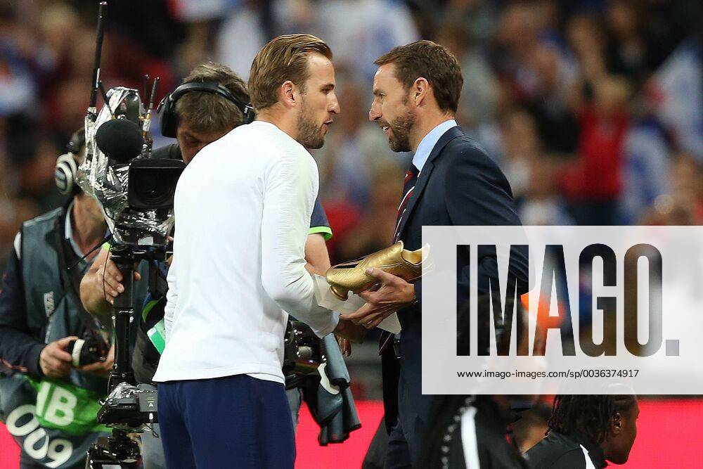 England v Spain UEFA Nations League England Manager Gareth Southgate presents Harry Kane of England with his FIFA World Cup WM Weltmeisterschaft Fussball Golden Boot before the UEFA Nations League match at Wembley Stadium, London Content Not Available For UK Newspapers