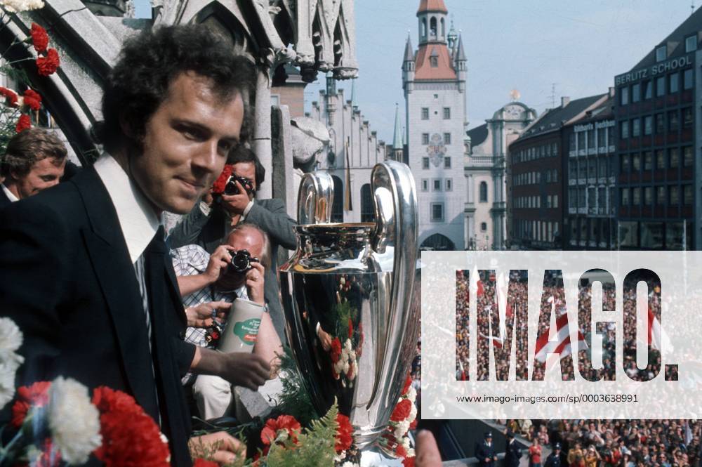 Franz Beckenbauer (Bayern) präsentiert auf dem Münchener Rathausbalkon zahlreichen Fans die Trophäe des Europapokals der Landesmeister Fußball EC 1 Herren Europapokal der Landesmeister 1974 1975, Rathaus Marienplatz FC Einzelbild München Fußball EC 1 Herren Europapokal der Landesmeister 1974 1975, Rathaus Marienplatz FC Einzelbild München