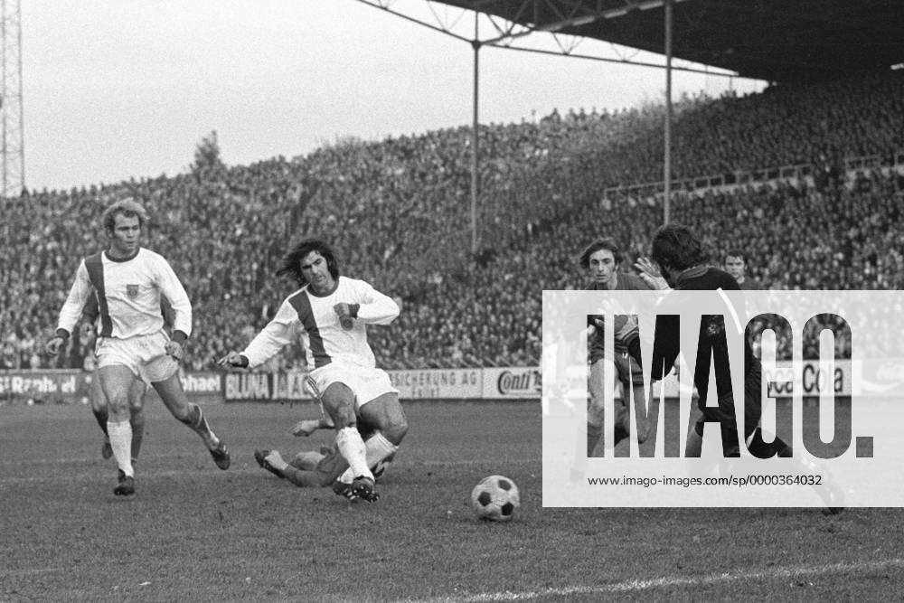 Fußball, 1. FC Kaiserslautern - FC Bayern München 7-4 Gerd Müller (2. v. li.) und Uli Hoeneß (beide Bayern) vor Torwart Josef Elting (Lautern) Fußball 1. BL Herren Saison 1973 1974, 1. FC Kaiserslautern - FC Bayern München 7:4 Gruppe Betzenberg Kaiserslautern Dynamik,