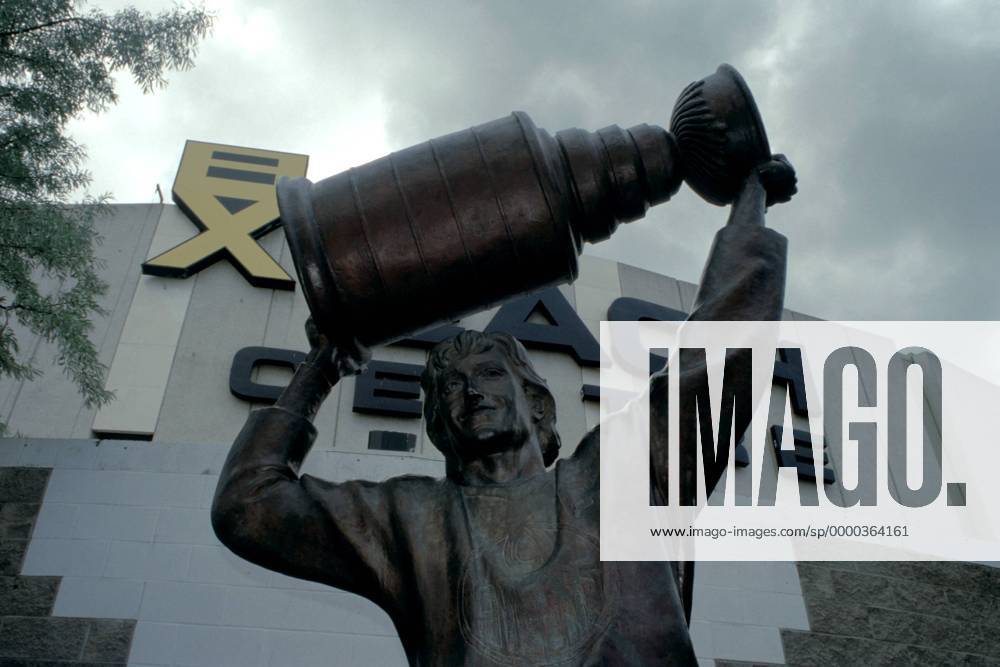 Wayne Gretzky - Denkmal vor der Halle der Edmonton Oilers Eishockey Herren NHL 2001 2002, National Hockey League Einzelbild Edmonton